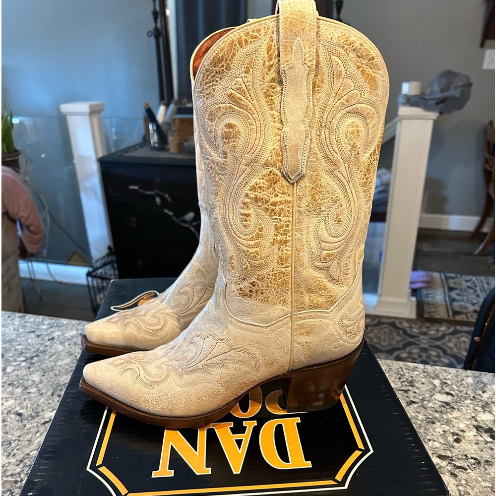 NWOT NIB. Dan Post distressed white cowboy boots, size 8 1/2